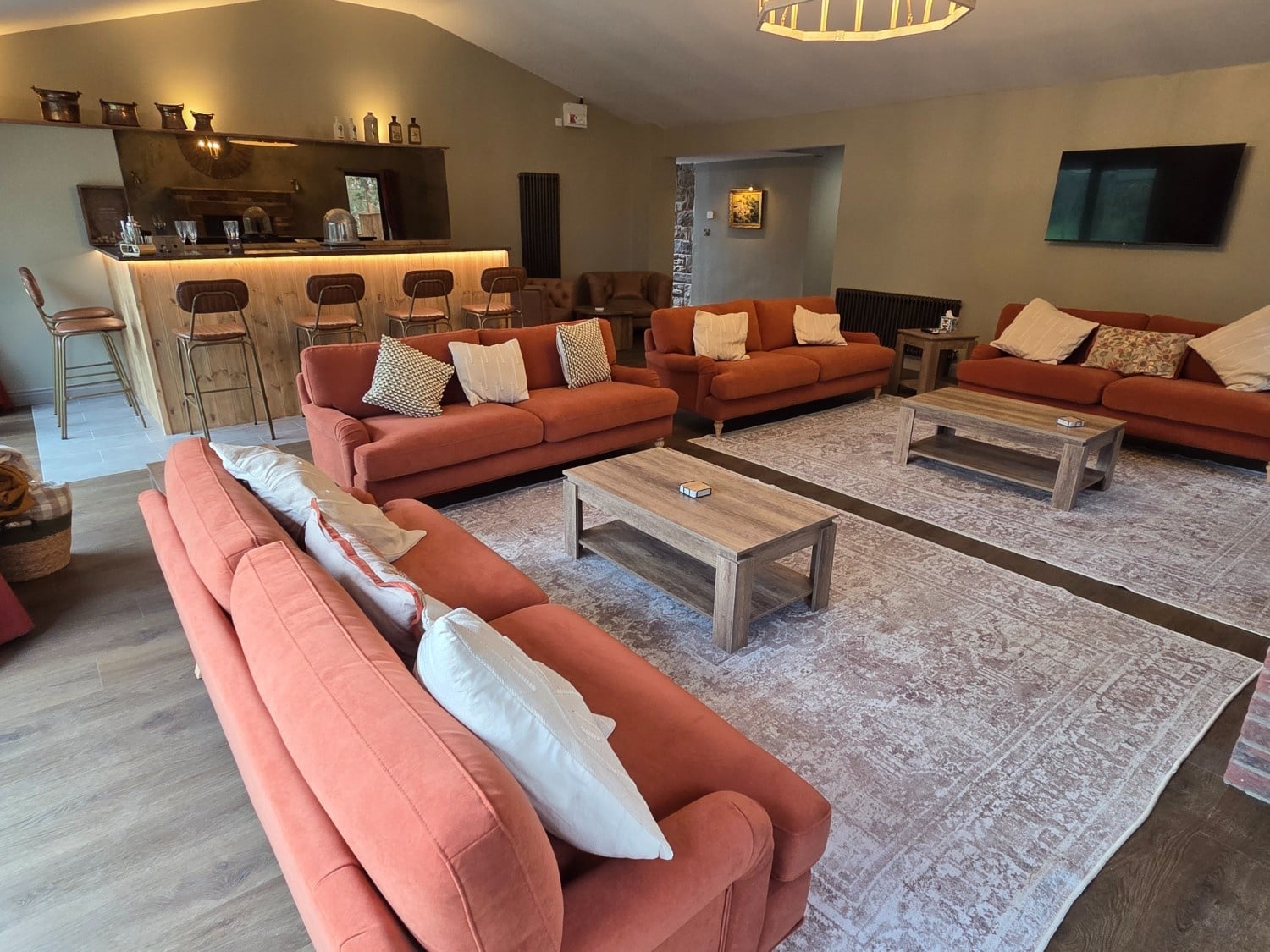 Magpie Farmhouse for 18 Guests image 2